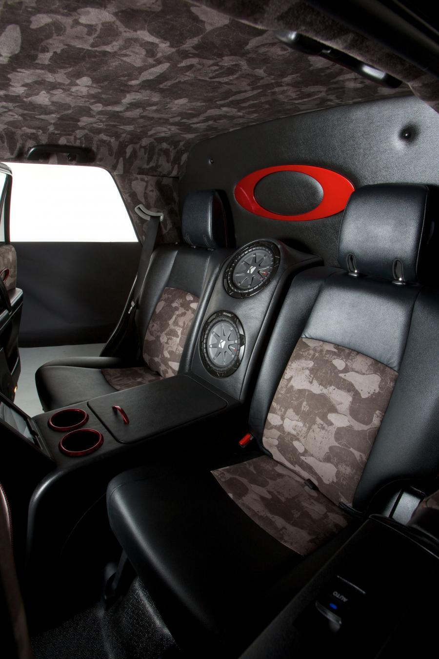 Интерьер Toyota Oakley Ultimate Dream Ski 4Runner SEMA Edition 2013 года  (фото 8 из 8)